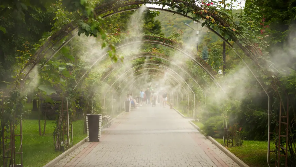 Арт-парк в Абрау-Дюрсо с современными инсталляциями и с системой наружного воздушного охлаждения в жару
