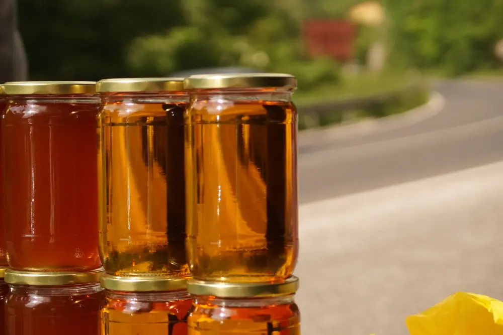 Банки с мёдом у обочины дороги