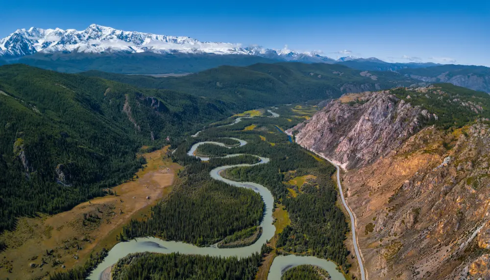 Живописный вид на Чуйский тракт и реку