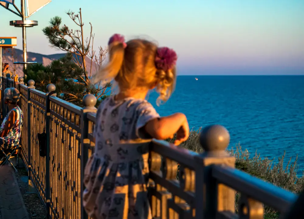 Ребенок смотрит на море в Анапе