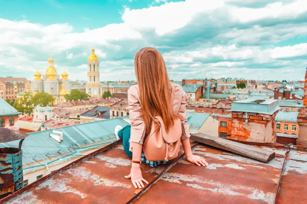 Девушка на крыше с панорамным видом на Санкт-Петербург