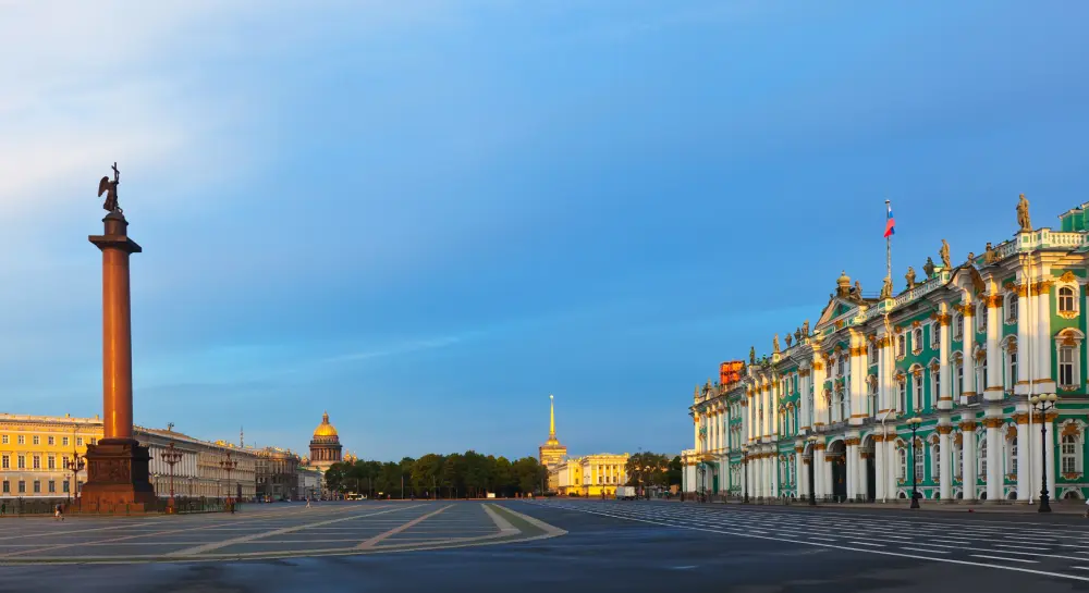 Дворцовая площадь в центре Петербурга – визитка города