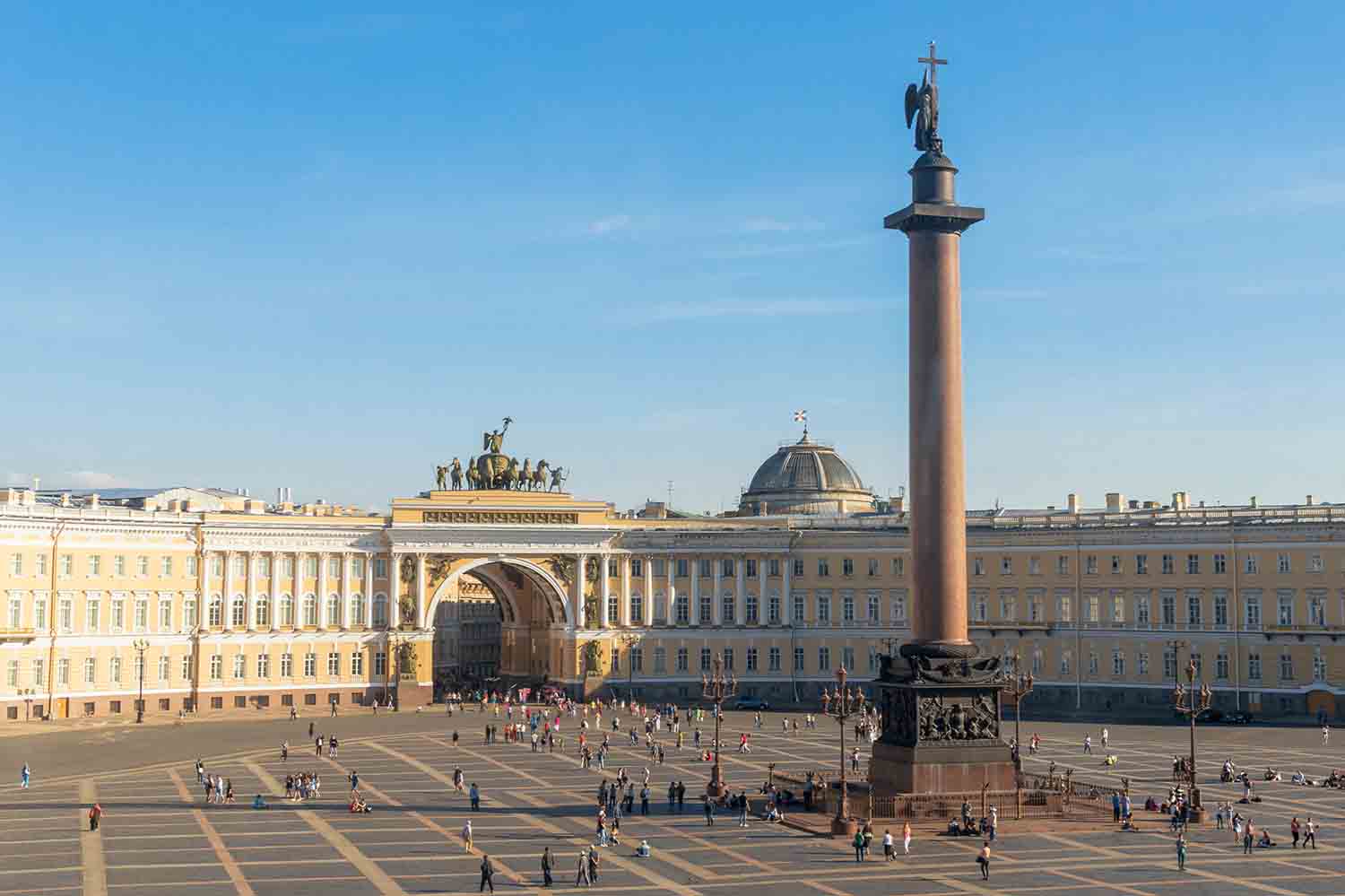Дворцовая площадь в центре Петербурга – визитка города