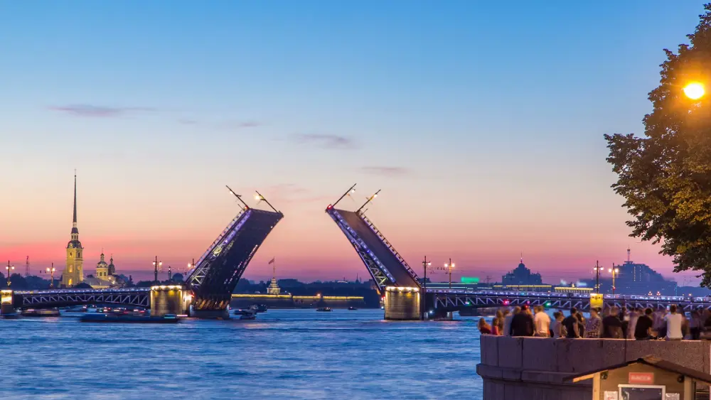 Прогулка во время белых ночей - важная часть ностальгического туризма в Петербурге