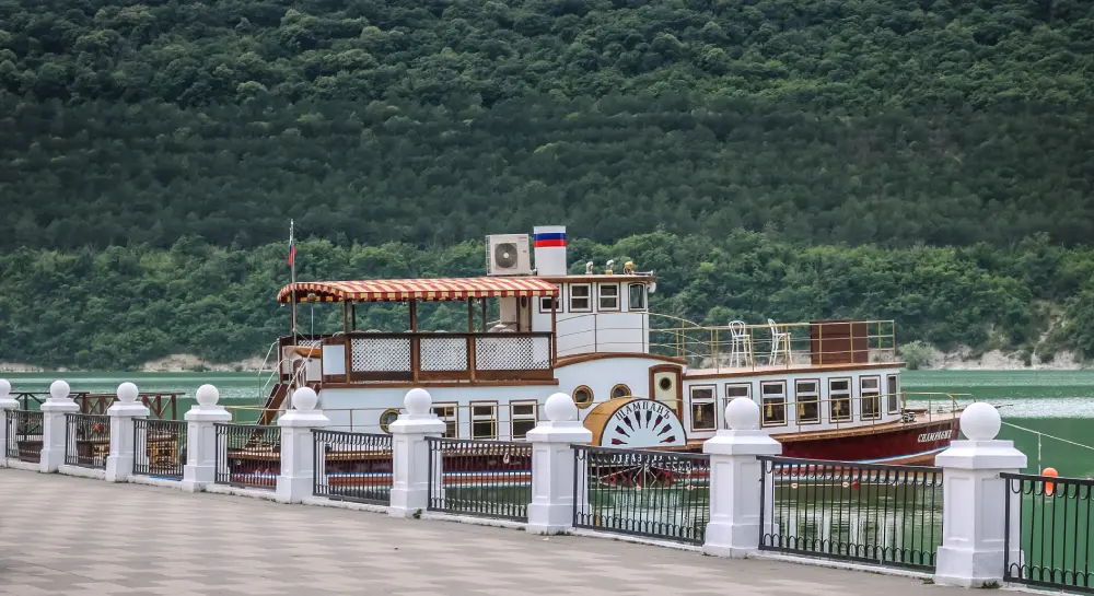 Экскурсионный катер на озере Абрау-Дюрсо