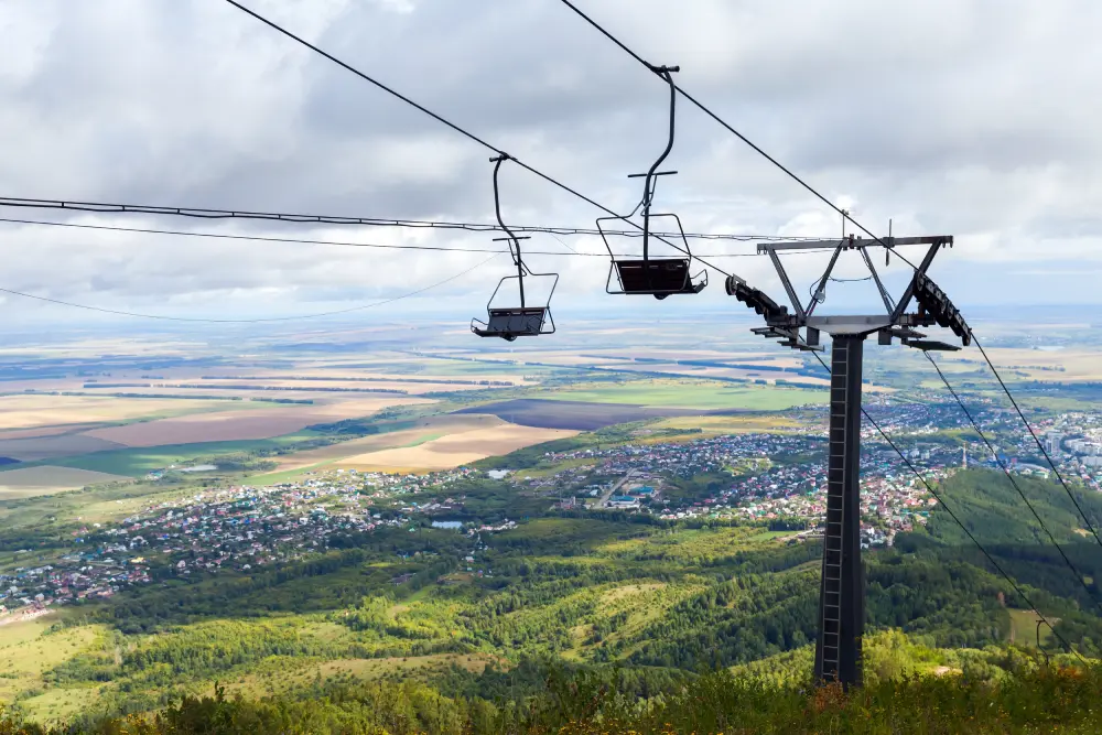 Горный пейзаж Республики Алтай с канатной дорогой