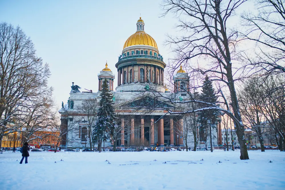 Исаакиевский собор на реке Неве в Петербурге фото