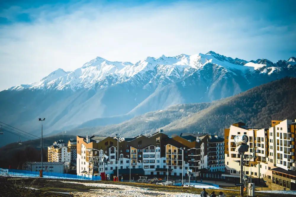 Горы и современная застройка Красной Поляны