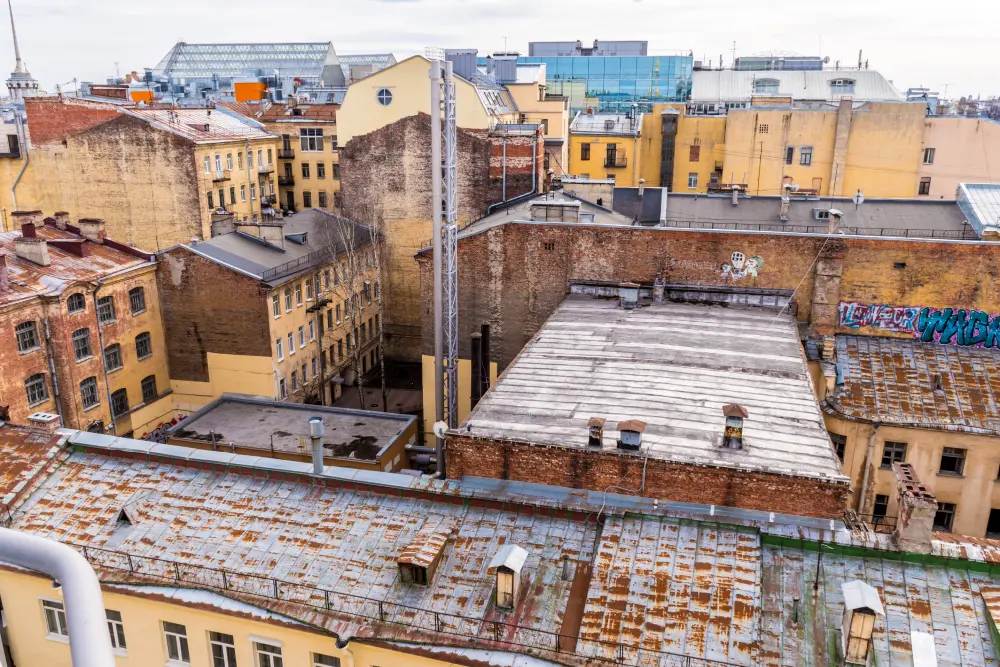 Крыши доходных домов в старой центральной части Санкт-Петербурга в стиле романов Достоевского