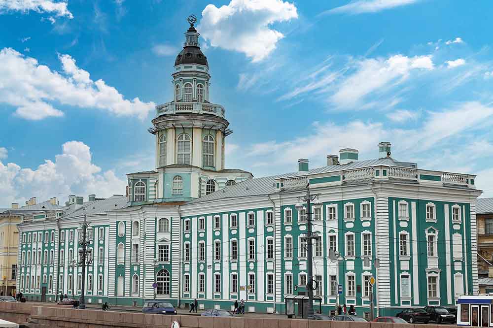 Кунсткамера в Санкт-Петербурге на Университетской набережной