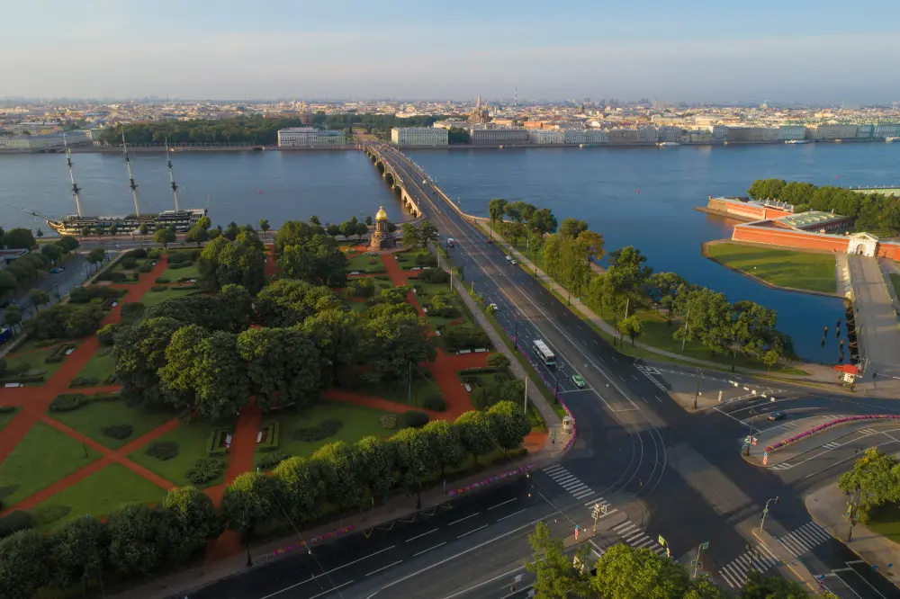 Мост Троицы в городском пейзаже июльским утром (Санкт-Петербург)