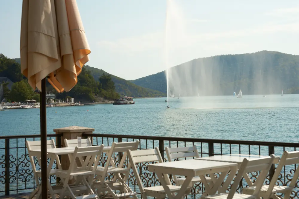 Вечернее шоу поющих фонтанов на озере Абрау