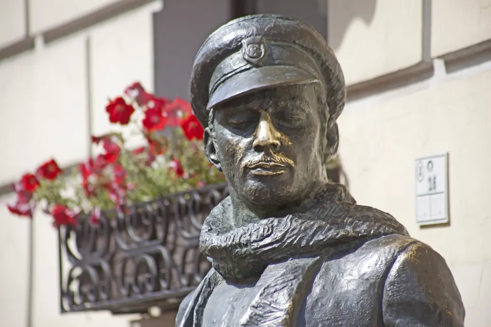 Памятник Остапу Бендеру в Санкт-Петербурге