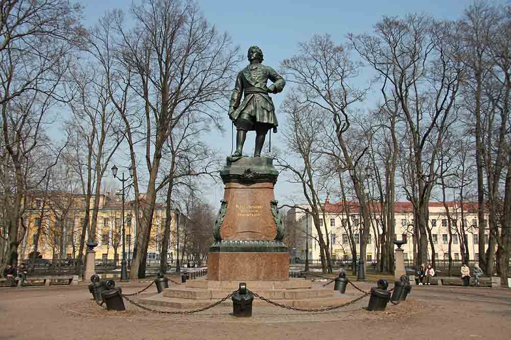 Памятник Петру I 1841 года в парке Кронштадта