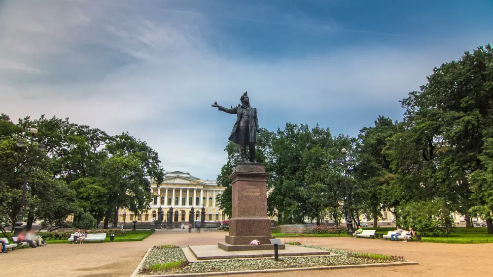 памятник Пушкину на площади Искусств в Петербурге фото