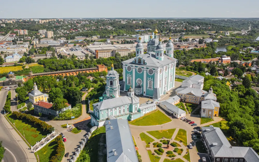 Панорама Успенского собора в Смоленске в ясную погоду