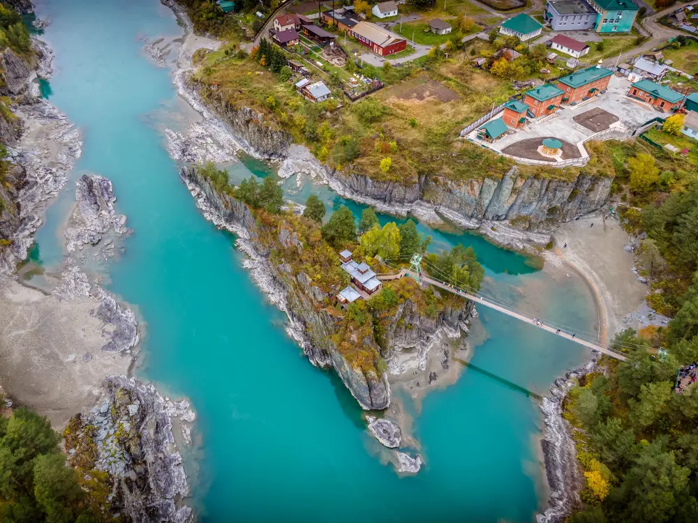 Вид сверху на остров Патмос и подвесной мост через реку Катунь