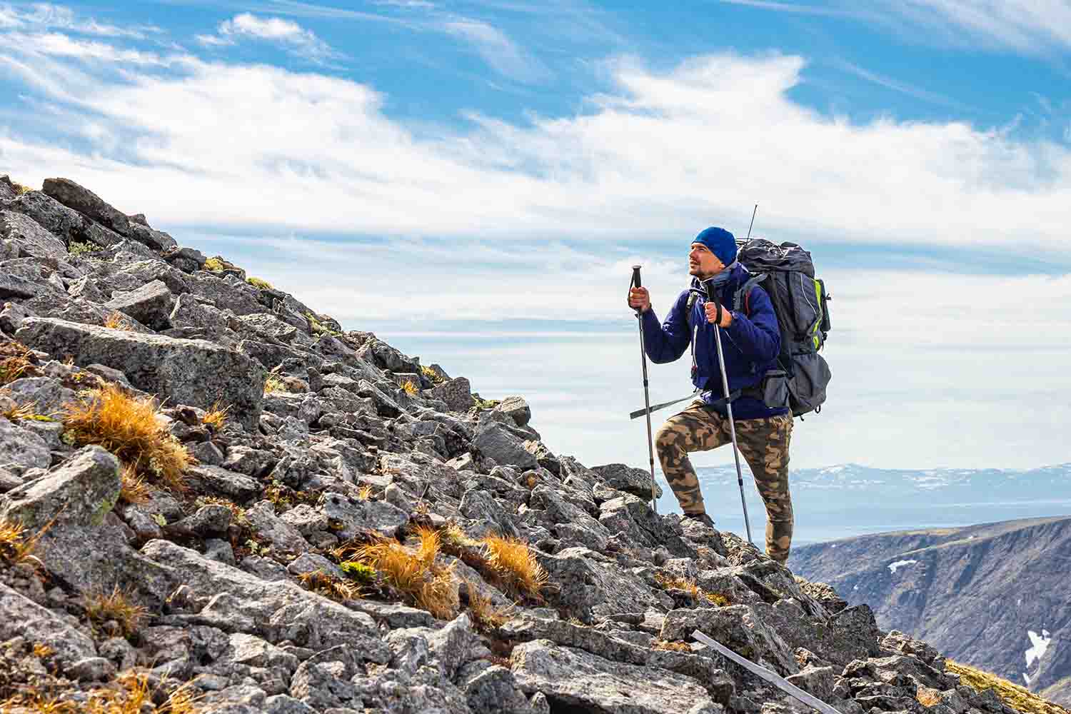 Пеший туризм в Хибинских горах с рюкзаками и треккинговыми палками – невероятное приключение летом!