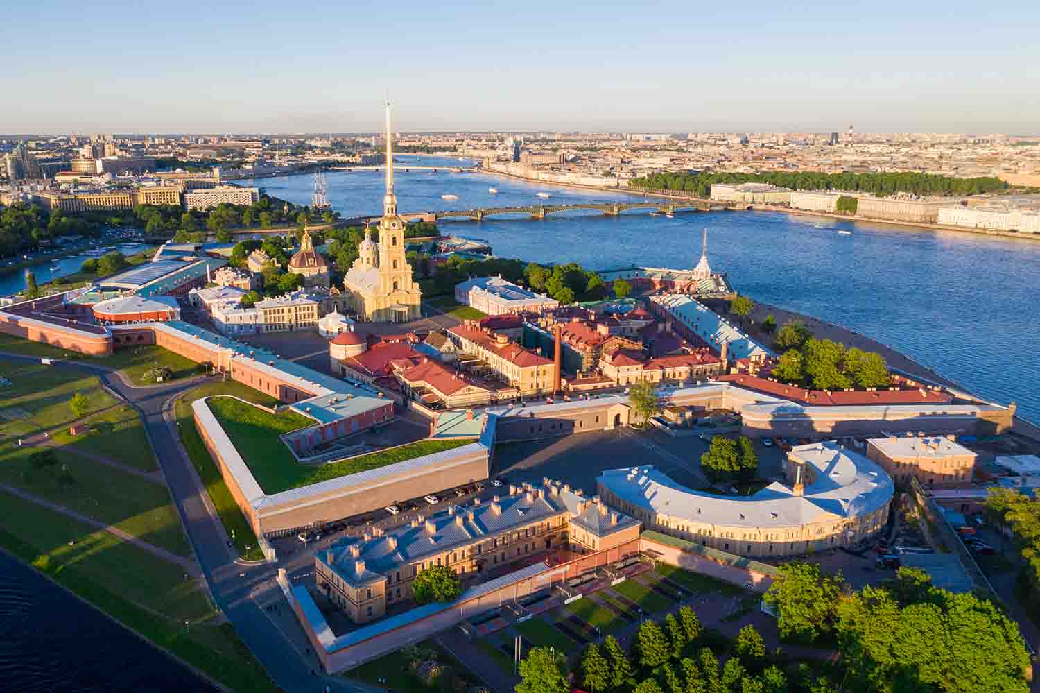 Панорамный вид на Петропавловскую крепость в Питере