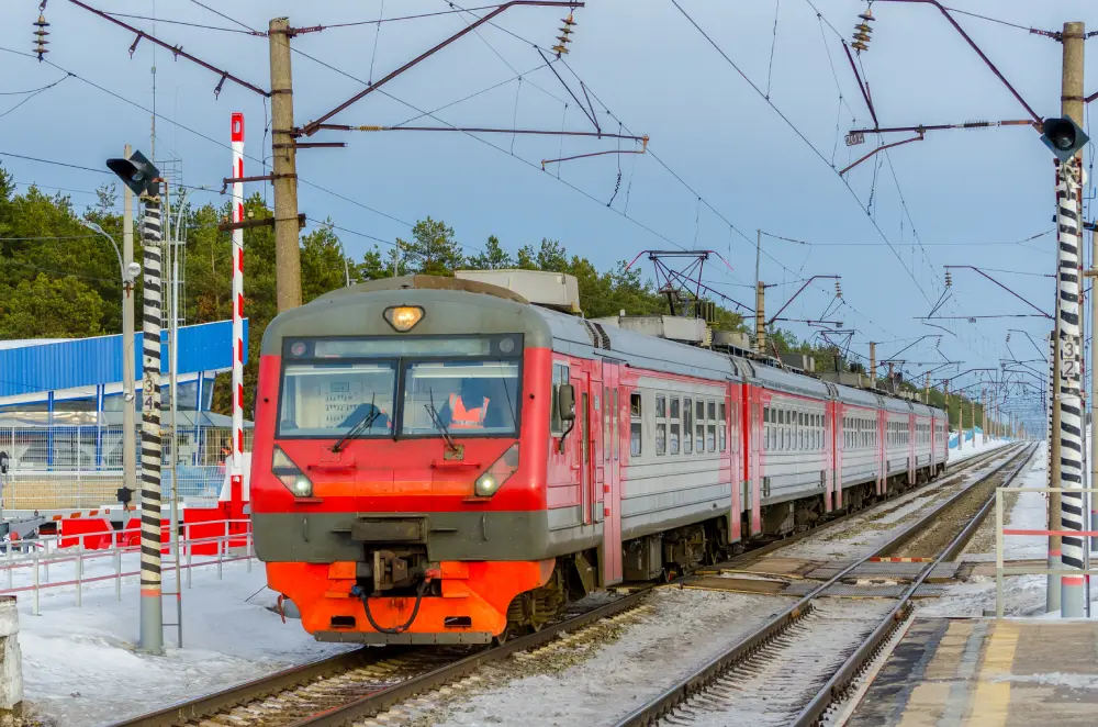 Поезд на железнодорожной станции в Бийске