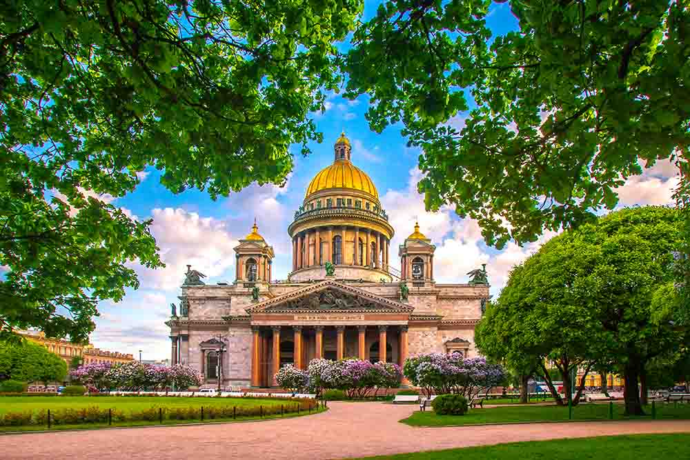 Православный Исаакиевский собор в Петербурге в зеленом парке