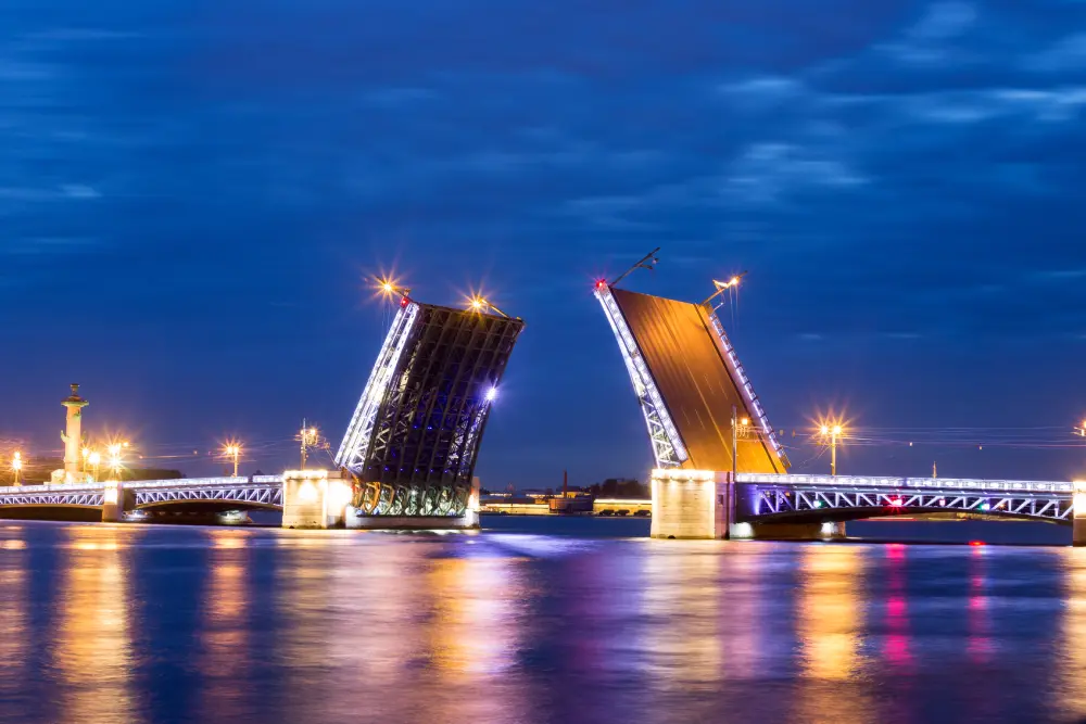 Разводной мост в Петербурге ночью