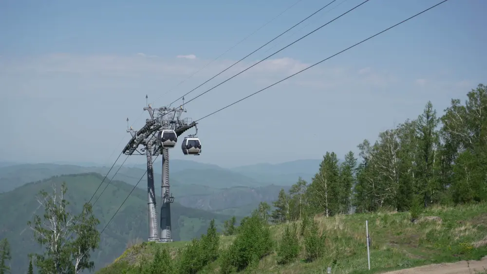 Канатная дорога и бугельный подъёмник курорта Манжерок для гостей комплекса
