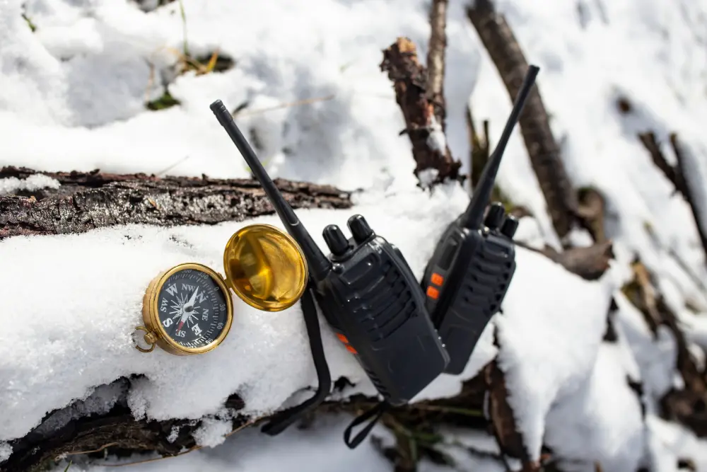 Две черные рации и компас - необходимое снаряжение для безопасного горного путешествия