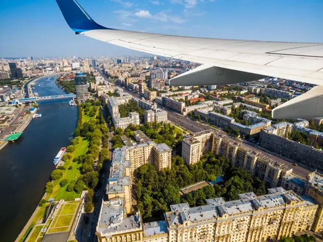 Самолет летит над Москвой