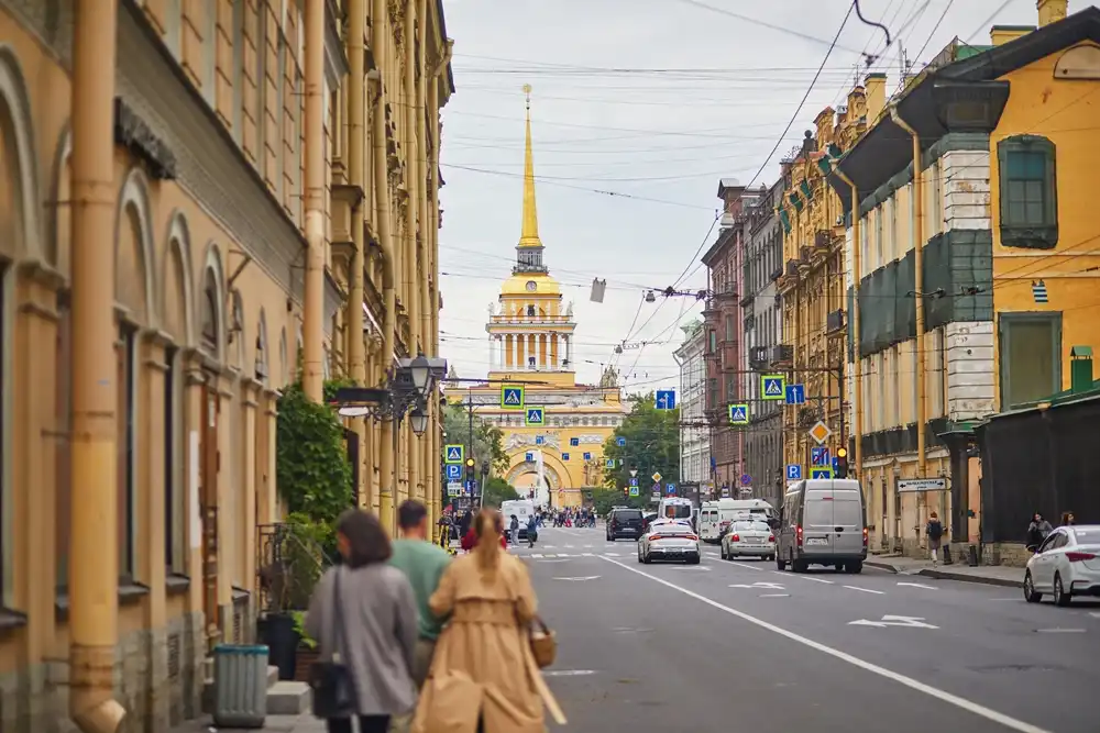 Семья гуляет по городу