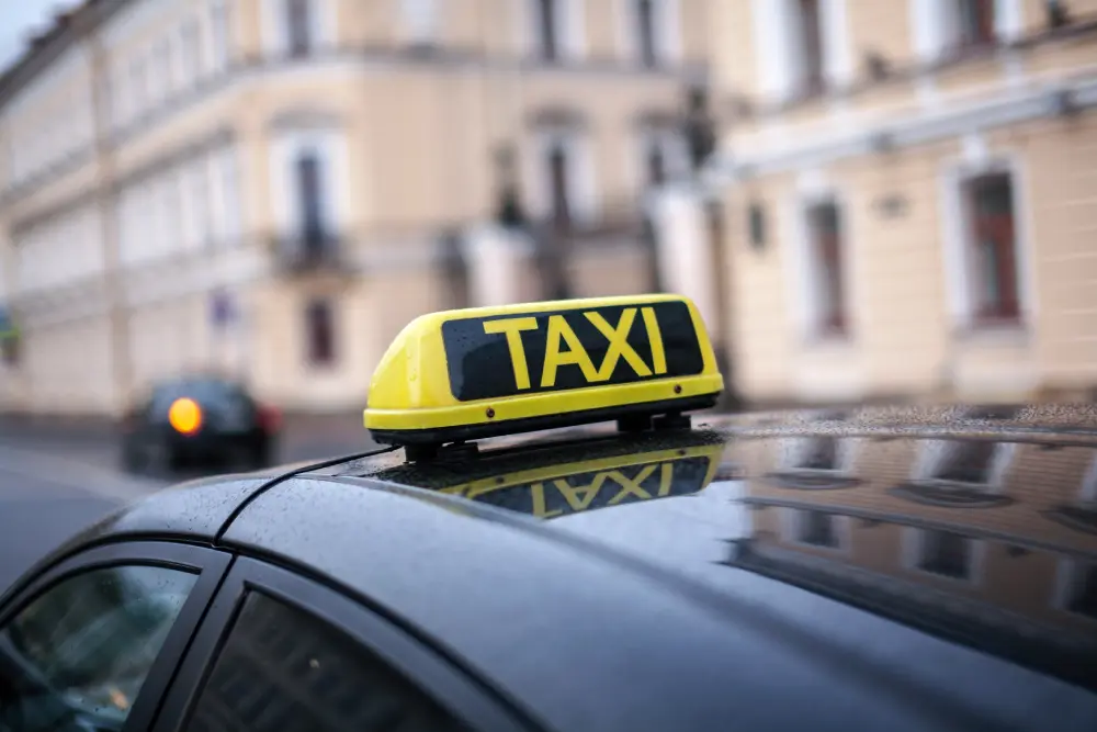 Шашка такси на крыше автомобиля крупным планом