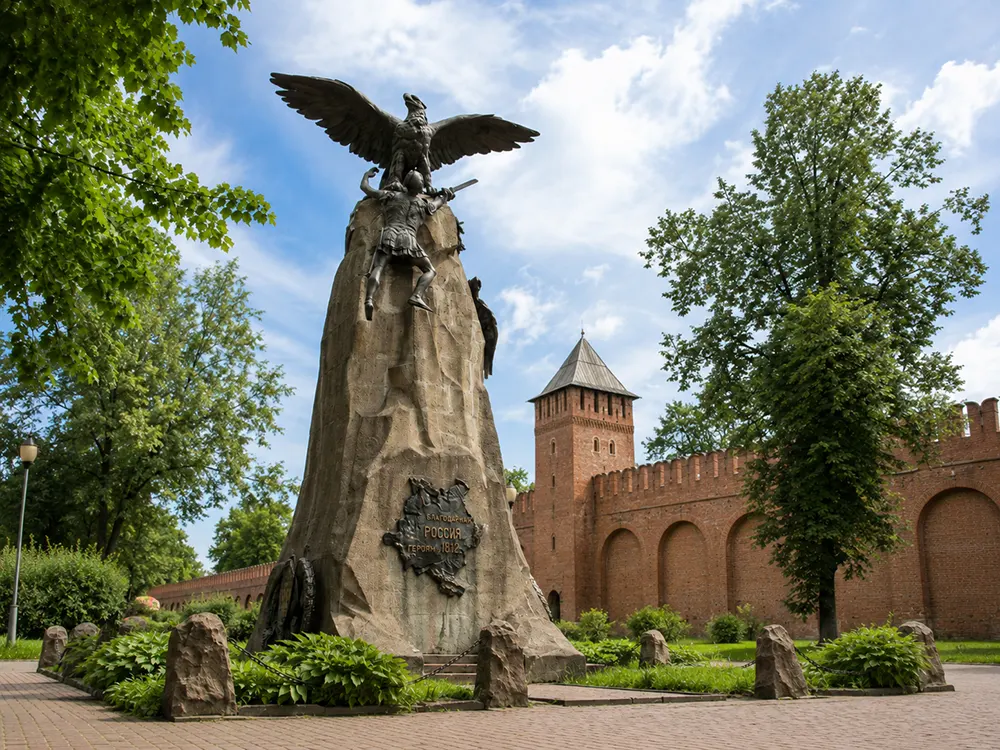 Памятник с орлами у крепостной стены