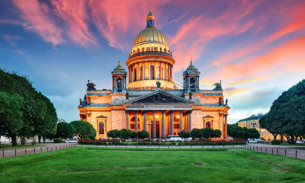 Православный Исаакиевский собор в Петербурге в зеленом парке