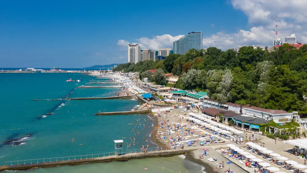Пляж и городская застройка Центрального Сочи