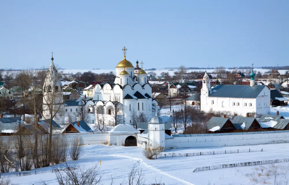 Снежная русская зима в Суздале