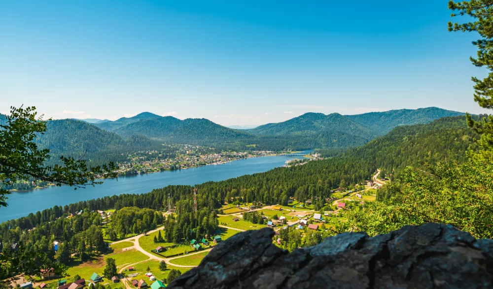 Вид на Телецкое озеро с воздуха в Алтайских горах летом