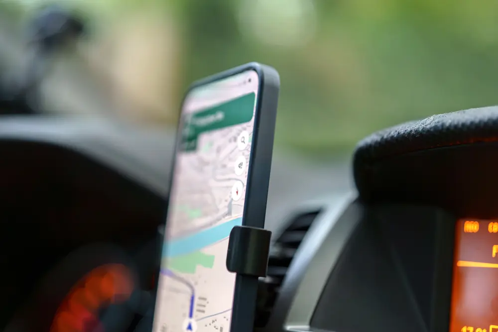 Смартфон с навигатором в автомобиле