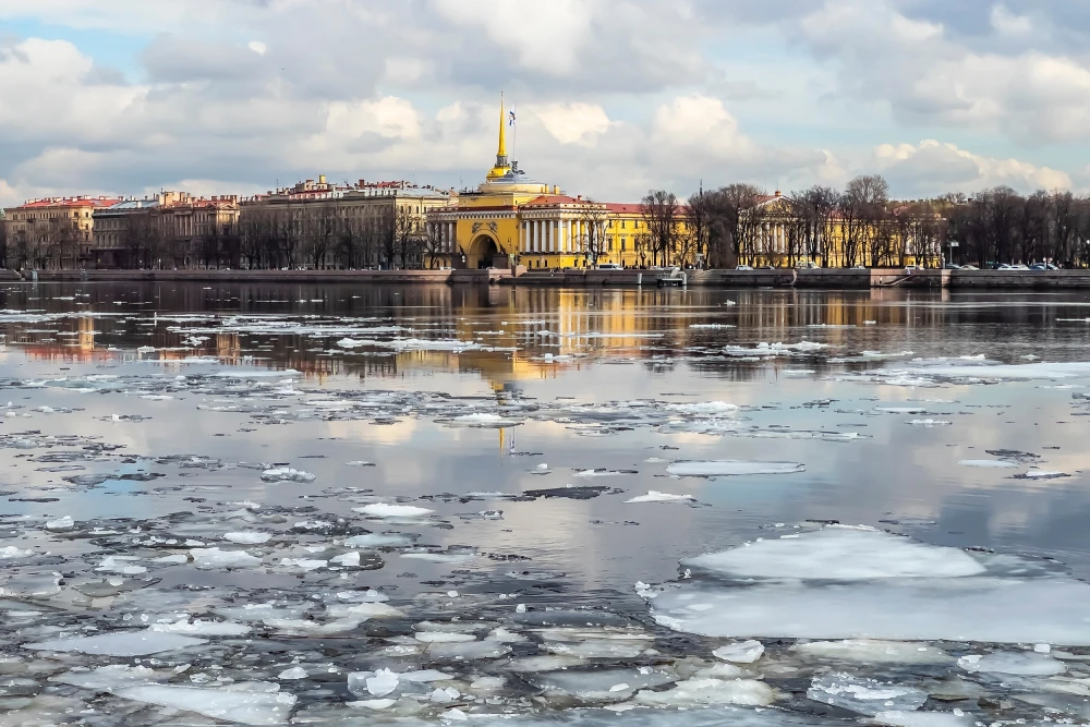 Ледяной дрейф на Неве, вид на Университетскую набережную