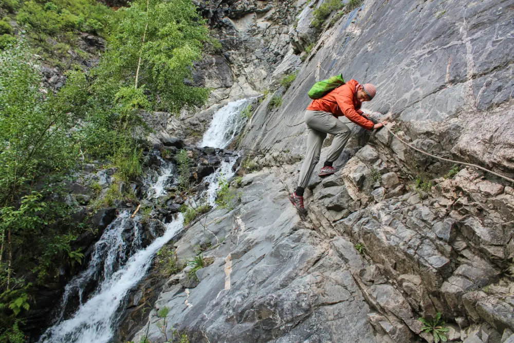 Турист на скальном маршруте Виа Феррата