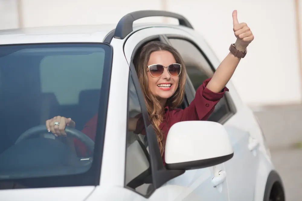 Девушка за рулем автомобиля