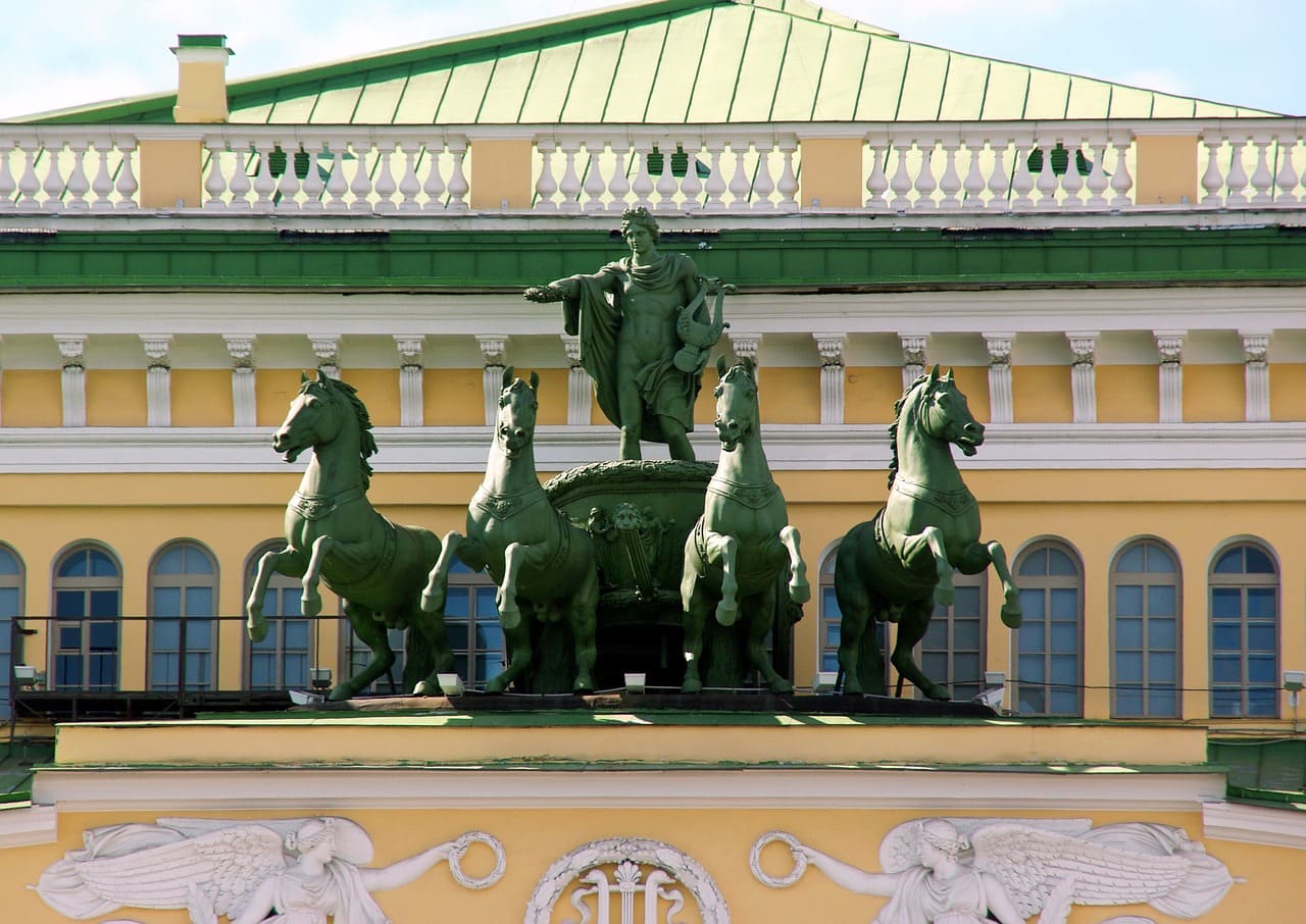 сходите в один из театров Петербурга