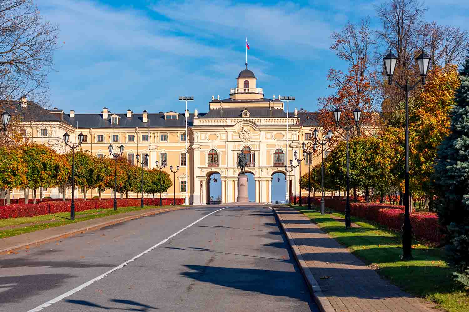 Константиновский дворец и парк в Стрельне осенью