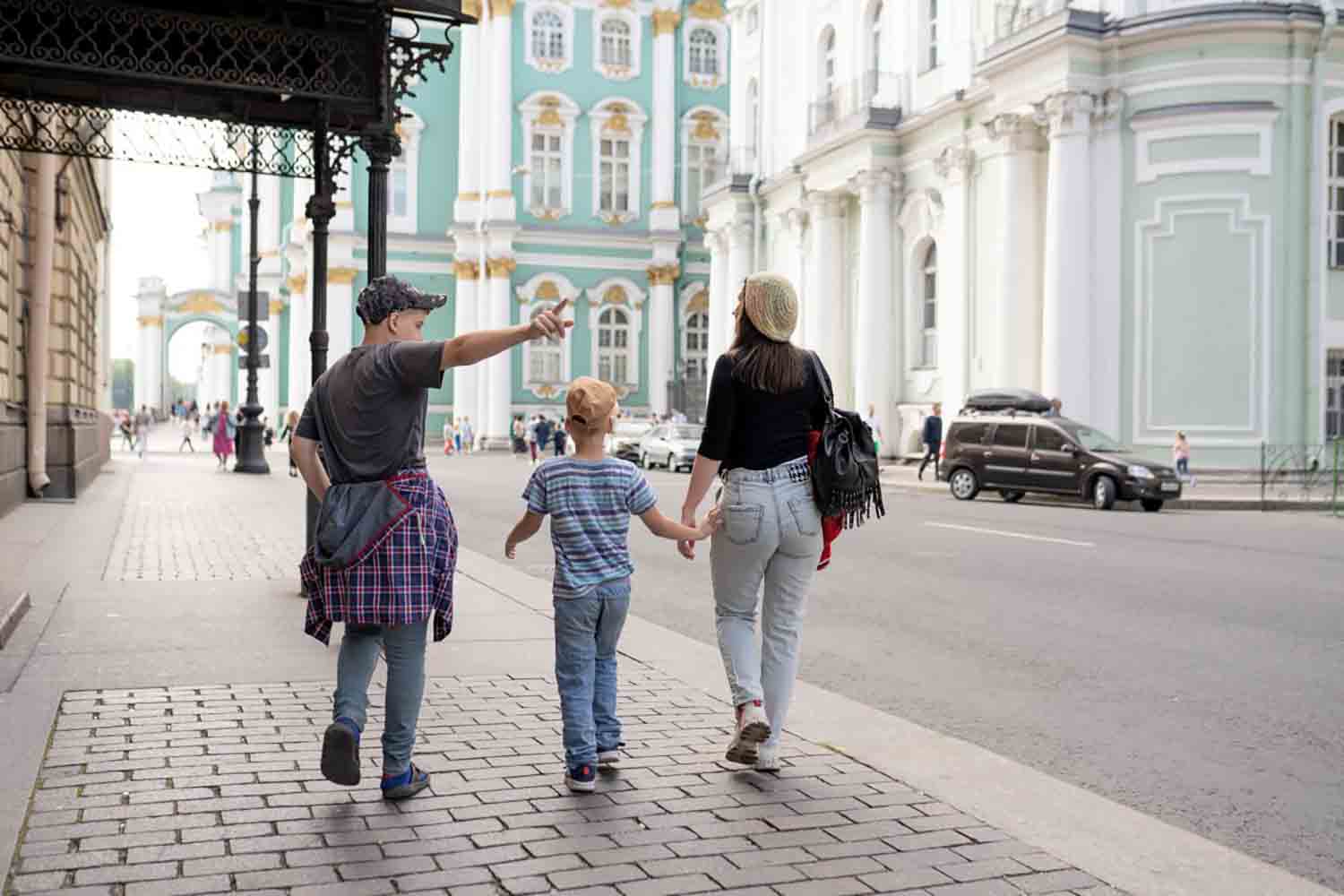 Семья гуляет по городу
