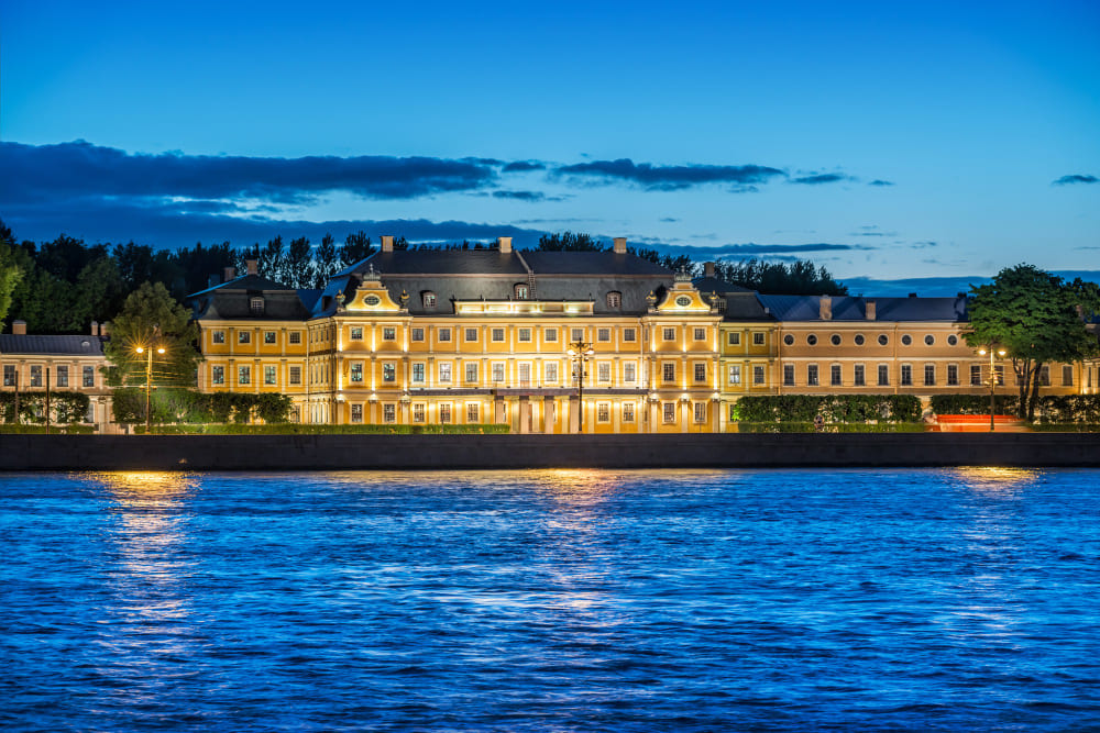 дворец Меньшикова с видом на реку Нева в Питере фото