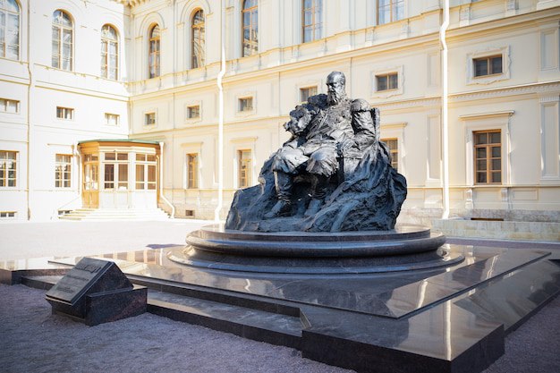 памятник Александру III в Петербурге фото