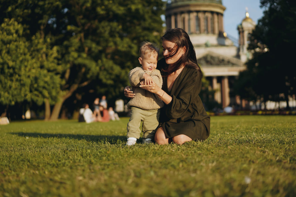 мама с ребенком в парке в Питере фото