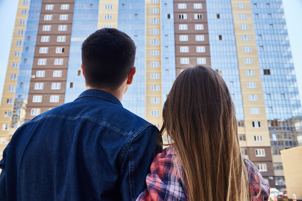 муж и жена осматривают дом для аренды квартиры в Питере фото
