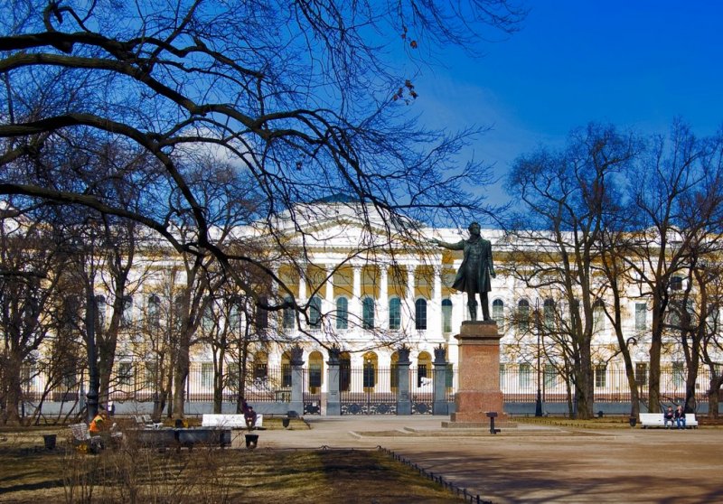 Площадь искусств перед Русским музеем