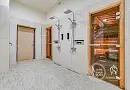 фото ванной комнаты с душевыми лейками и несколькими саунами