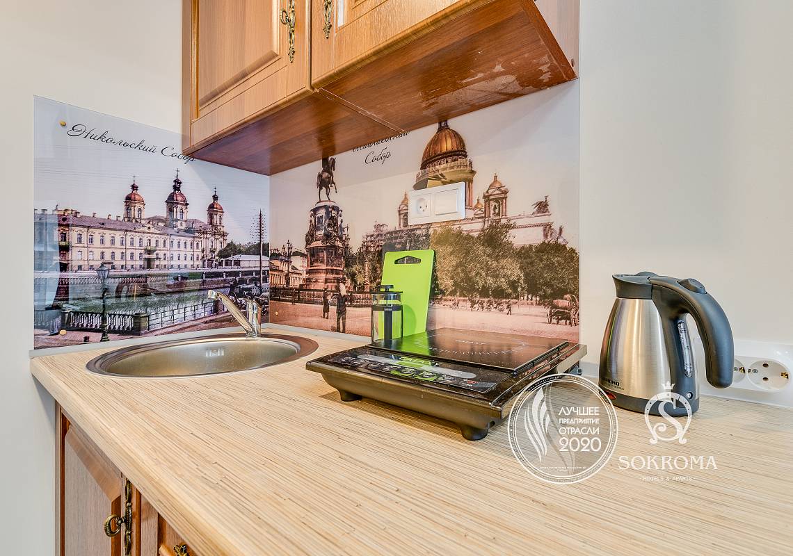 фото кухонного фартука с рисунком Петербурга